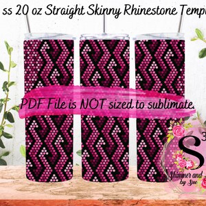 Può includere: Tre bicchieri dritti e sottili da 20 oz (591 ml) con un design di strass rosa e nero. I bicchieri hanno un motivo geometrico. Il testo sull'immagine recita "PDF File is NOT sized to sublimate."