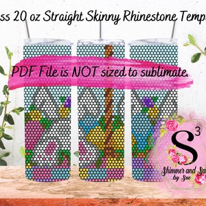 Könnte beinhalten: Drei 20 Unzen gerade schlanke Edelstahlbecher mit einem Strass-Schablonen-Design. Die Becher sind in verschiedenen Farbkombinationen aus Rosa, Blau, Grün, Gelb und Weiß. Der Text "PDF File is NOT sized to sublimate." ist oben im Bild geschrieben. Das Bild enthält auch das Logo "S3 Shimmer and Sass by Sue".