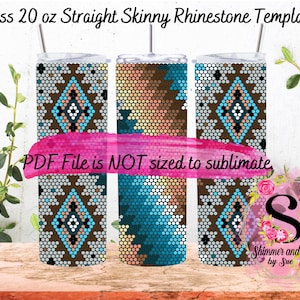 Puede incluir: Tres vasos rectos y delgados de 20 onzas con un patrón geométrico en tonos de marrón, azul, blanco y rosa. Los vasos están hechos para piedras de imitación. El texto "PDF File is NOT sized to sublimate." está en una pancarta rosa.