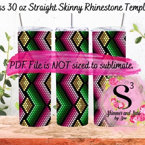 Puede incluir: Tres vasos de acero inoxidable rectos y delgados de 30 onzas con un patrón geométrico rosa, verde y dorado. Los vasos están sobre una superficie de madera con plantas verdes en el fondo. El texto "PDF File is NOT sized to sublimate." está sobre un fondo de acuarela rosa. Un logotipo para "Shimmer and Sass by Sue" está en la esquina inferior derecha.