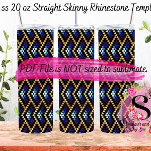 Puede incluir: Tres vasos rectos y delgados de 20 onzas con fondo negro y un patrón geométrico de diamantes de imitación dorados, azules y morados. El texto "PDF File is NOT sized to sublimate." está sobre un fondo rosa.