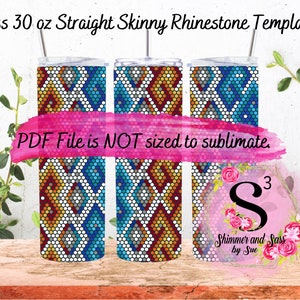 Puede incluir: Tres vasos rectos y delgados de 30 onzas con un patrón geométrico en tonos de azul, rojo, amarillo y blanco. Los vasos están hechos para la sublimación y no están dimensionados para la sublimación. El texto "PDF File is NOT sized to sublimate." está escrito en rosa sobre un fondo rosa. El texto "Shimmer and Sass by Sue" está escrito en blanco sobre un fondo rosa con un diseño floral.