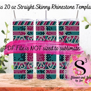 Op de afbeelding: Drie rechte slanke bekers van 20 ounce met een geometrisch patroon in roze, turquoise en wit. De bekers zijn bedoeld voor gebruik met strass steentjes. De tekst "PDF File is NOT sized to sublimate." staat op een roze achtergrond. De tekst "Shimmer and Sass by Sue" staat op een roze achtergrond met een witte rand.