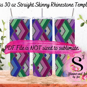 Puede incluir: Tres vasos de acero inoxidable rectos y delgados de 30 onzas con un patrón geométrico de diamantes de imitación rosa, morado, verde y azul. Los vasos están sobre una superficie de madera. El texto "PDF File is NOT sized to sublimate." está sobre un fondo rosa. El texto "Shimmer and Sass by Sue" está sobre un fondo rosa con un diseño floral.