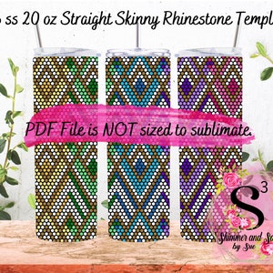 Puede incluir: Tres vasos rectos delgados de 20 onzas con un diseño de plantilla de pedrería. Los vasos están en diferentes combinaciones de colores: dorado, verde y blanco; azul, blanco y dorado; y morado, rosa y dorado. El texto "PDF File is NOT sized to sublimate." está escrito en rosa sobre un fondo blanco.