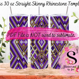 Puede incluir: Una plantilla digital para un vaso recto y delgado de 30 onzas con un diseño geométrico de diamantes de imitación morado, dorado y blanco. El texto "PDF File is NOT sized to sublimate." está incluido en la imagen.