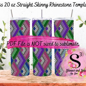 Puede incluir: Tres vasos de acero inoxidable rectos y delgados de 20 onzas con un diseño geométrico de diamantes de imitación de colores. Los vasos están sobre una superficie de madera. El texto "PDF File is NOT sized to sublimate." está sobre un fondo de acuarela rosa. El texto "Shimmer and Sass by Sue" está sobre un fondo rosa con un contorno dorado.