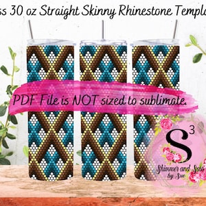 Puede incluir: Tres vasos de acero inoxidable rectos y delgados de 30 onzas con un patrón geométrico de diamantes de imitación marrones, azules y amarillos. Los vasos están dispuestos en una fila sobre una superficie de madera. El texto "PDF File is NOT sized to sublimate." es visible en la imagen. La imagen también incluye un logotipo para "Shimmer and Sass by Sue".
