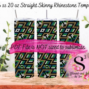 Puede incluir: Tres vasos de acero inoxidable rectos y delgados de 20 onzas con un patrón geométrico de diamantes de imitación verdes, azules, dorados y blancos sobre un fondo negro. El texto "PDF File is NOT sized to sublimate." es visible en la imagen. La imagen también incluye el texto "Shimmer and Sass by Sue" con un fondo rosa y un diseño floral.