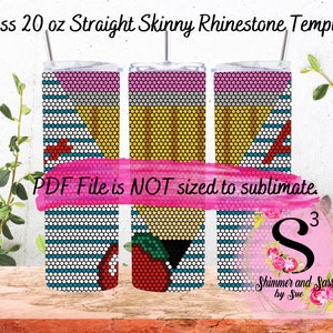 Puede incluir: Tres vasos rectos delgados de 20 onzas con un diseño de plantilla de pedrería. El diseño presenta un lápiz, una manzana y rayas en rosa, amarillo, blanco, azul y rojo. El texto "PDF File is NOT sized to sublimate." está escrito en los vasos.
