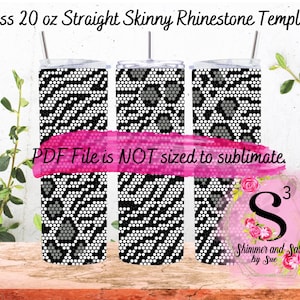 Pode incluir: Um modelo digital para um copo reto e fino de 20 onças com um padrão geométrico em preto e branco. O texto "PDF File is NOT sized to sublimate." está na imagem. A imagem é de Shimmer and Sass by Sue.