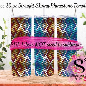 Puede incluir: Tres vasos rectos delgados de 20 onzas con un patrón geométrico de piedras de imitación blancas, doradas, rojas, azules y turquesa. Los vasos están sobre una superficie de madera. "PDF File is NOT sized to sublimate." está escrito en rosa sobre un fondo blanco.