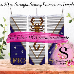 Può includere: Un modello digitale per un bicchiere dritto e sottile da 16 o 20 once con un design di strass. Il design presenta uno scorpione in oro e bianco su uno sfondo blu con accenti dorati. Il testo "PDF File is NOT sized to sublimate" è incluso nell'immagine. L'immagine include anche un logo per "Shimmer and Sass by Sue".
