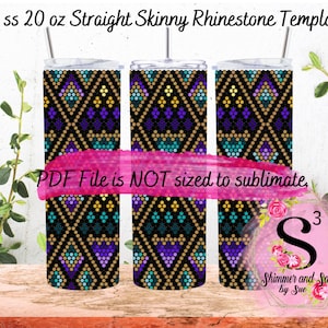 Puede incluir: Tres vasos de acero inoxidable rectos y delgados de 20 onzas con un patrón geométrico de diamantes de imitación dorados, morados, azul verdoso y negros. El texto "PDF File is NOT sized to sublimate" está en una pancarta rosa sobre los vasos. El texto "Shimmer and Sass by Sue" está en un círculo rosa con una S blanca y flores rosas.
