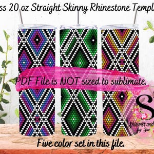 Puede incluir: Tres vasos rectos delgados de 20 onzas con un patrón geométrico de negro, blanco, verde, rosa y amarillo. Los vasos son para sublimación y el archivo PDF no está dimensionado para sublimación. El texto "PDF File is NOT sized to sublimate." está sobre un fondo rosa. El texto "Five color set in this file." está en la parte inferior de la imagen. El texto "Shimmer and Sass by Sue" está en un hexágono rosa con un diseño floral.