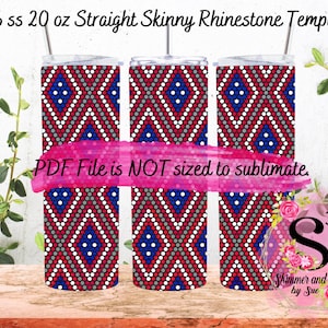 Puede incluir: Tres vasos rectos y delgados de 591 ml con plantilla de pedrería con un patrón geométrico rojo, blanco, azul y gris. Los vasos tienen una tapa transparente y una pajita. El texto de la imagen dice "16 ss 20 oz Straight Skinny Rhinestone Template" y "PDF File is NOT sized to sublimate."