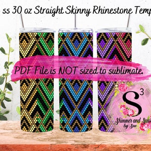 Puede incluir: Tres vasos rectos delgados de 30 onzas con un patrón geométrico de diamantes de imitación dorados, verdes, azules y morados. Los vasos están sobre una superficie de madera. El texto "PDF File is NOT sized to sublimate." está sobre un fondo rosa.