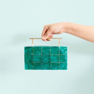 Kristallijne clutch in jadegroen luxe handgemaakte avondtasje Elegante acryl bruiloft en feestkoppeling Uniek cadeau Cadeau voor haar afbeelding 1