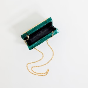 Kristallijne clutch in jadegroen luxe handgemaakte avondtasje Elegante acryl bruiloft en feestkoppeling Uniek cadeau Cadeau voor haar afbeelding 6