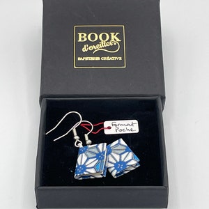 EARBOOK® formato "tascabile" in carta chiyogami decorata con stelle geometriche blu su sfondo bianco
