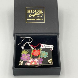 LIBRO di orecchie® formato "dico" con la sua copertina in carta washi con grandi fiori colorati su sfondo nero