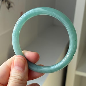 54 mm Natürlicher High Grade Old Pit Typ A Icy Aqua Grün Hellblau Jadeit Jade Guatemala Armreif | Zertifiziertes Hand geschnitztes Jadeit Armband