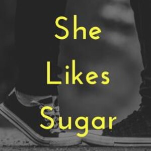 Op de afbeelding: Boekomslag met een zwart-witfoto van twee voeten die zwarte sneakers dragen. De tekst "She Likes Sugar" staat in gele letters op de omslag. De naam van de auteur, "JO DINAGE", staat in witte letters onderaan de omslag.