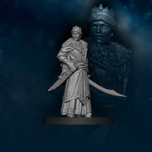 Pode incluir: Estatueta cinzenta de uma figura régia em casaco comprido, turbante e coroa, segurando uma espada. Um busto maior e sombreado da mesma figura está no fundo. A figura está sobre uma base preta contra um fundo azul escuro.