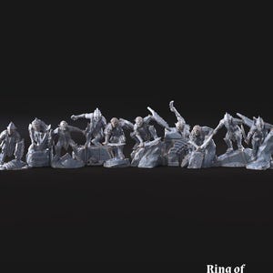 Könnte beinhalten: Ein Set mit 12 grauen Plastik-Miniaturfiguren von Orks, die jeweils auf einer kleinen grauen Plastikbasis stehen. Die Figuren sind in verschiedenen Kampfstellungen positioniert, und einige halten Waffen. Die Figuren sind Teil eines Tabletop-Spiels namens "Ring of Legends".