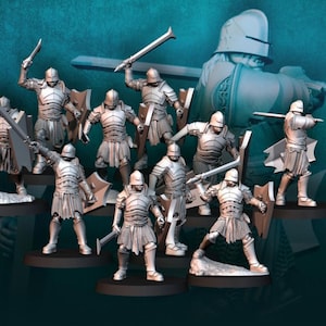 Puede incluir: Colección de figuras en miniatura que representan caballeros medievales con armadura plateada, cascos y escudos. Las figuras están posadas con espadas en alto, listas para la batalla, sobre un fondo turquesa.