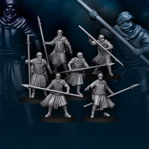 Op de afbeelding: Een verzameling grijze miniatuurfiguren van krijgers, elk met een speer. De figuren zijn gekleed in gewaden en hoofdbedekkingen, met gedetailleerde gezichtskenmerken. De achtergrond bevat een groter, schaduwrijk beeld van een vergelijkbare figuur.