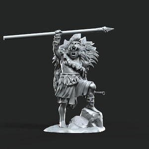 Könnte beinhalten: Graue Figur eines Kriegers mit Löwenkopfschmuck, der einen Speer über dem Kopf hält. Die Figur steht auf einem Felsen, mit einem detaillierten Fellumhang und Rock. Der Text "DAVALE GAMES" befindet sich in der oberen rechten Ecke.