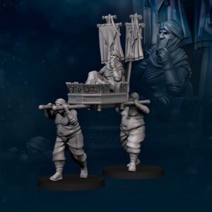 Op de afbeelding: Een grijze miniatuursculptuur toont een figuur die op een decoratief platform ligt dat door twee figuren wordt gedragen. Het platform heeft sierlijke gravures en kleine vlaggen. Op de achtergrond staat een buste van een gesluierde figuur.