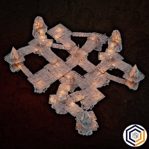Peut inclure: Une pièce de terrain miniature pour jeux de plateau composée d'un réseau complexe de passerelles et de plateformes en planches de bois, surélevées sur des formations rocheuses grises, formant une grille à plusieurs niveaux.