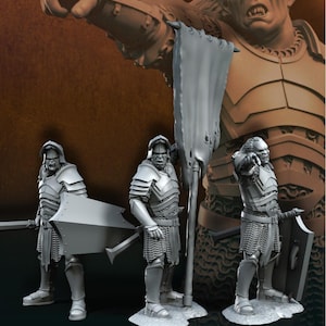 Puede incluir: Tres miniaturas de plástico gris de orcos que llevan armadura de malla y sostienen espadas y escudos. Una miniatura de plástico gris más grande de un orco que lleva armadura de malla y sostiene una pancarta se encuentra detrás de las tres miniaturas más pequeñas.