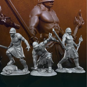 Puede incluir: Cuatro figuras en miniatura de guerreros de plástico gris, una de pie y las otras tres en diferentes poses de lucha. Las figuras sostienen espadas y antorchas. Las figuras están sobre un fondo negro.