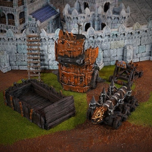 Peut inclure: Un ensemble de quatre armes de siège miniatures, comprenant un bélier, une catapulte, une tour de siège et un canon. Les armes sont en bois et en métal et sont peintes en brun, noir et orange.