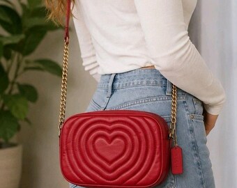 Borsa a tracolla COACH nuova di zecca in pelle con motivo a cuore imbottito, ideale per San Valentino.