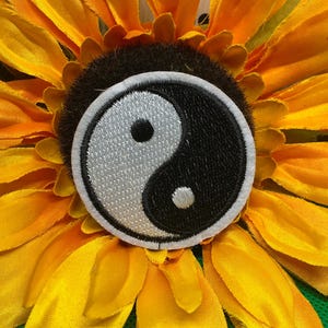 Yin Yang Patch - Balance Symbol Embroidered Iron On Badge - Classic Black and White Round Applique for Hoodies, Jackets & Hats