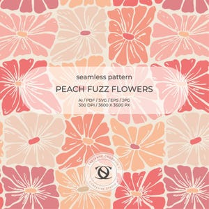 Op de afbeelding: Een naadloos patroon met gestileerde perzikkleurige bloemen in verschillende tinten roze en koraal op een crèmekleurige achtergrond. Het ontwerp bevat de tekst "PEACH FUZZ FLOWERS" en "seamless pattern".