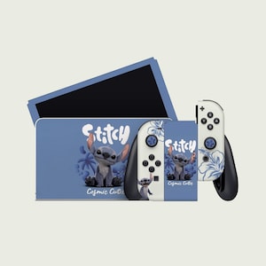 Peut inclure: Une console Nintendo Switch bleue et blanche sur le thème de Stitch. La console présente un fond bleu avec des graphismes Stitch et le texte "Stitch" et "Cosmic Cutie". Les Joy-Cons sont blancs avec des motifs floraux bleus.