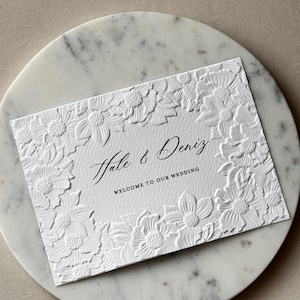 Op de afbeelding: Een set van drie keramische mokken met een gespikkelde, matte afwerking. Elke mok heeft een andere kleur: lichtblauw, crème en grijs. De mokken hebben een eenvoudig, modern ontwerp met een afgeronde vorm en een comfortabele handgreep.