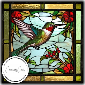 Op de afbeelding: Gebrandschilderd glaspaneel met een kolibrie in vlucht, met een rode keel en groen lichaam. De vogel wordt omringd door rode bloemen en groene bladeren tegen een lichtblauwe achtergrond. Het paneel heeft een zwarte lijst met gouden accenten. De tekst "Canvas Cove" is zichtbaar.