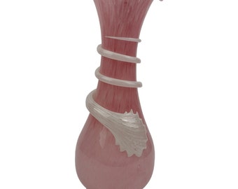 Jarrón vintage de cristal rosa estilo Murano con detalle en espiral blanco.