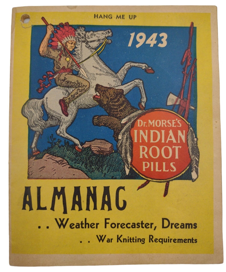 Może przedstawiać: Antyczny almanach z 1943 roku z ż&oacute;łtym tłem i kolorową ilustracją Indianina na koniu walczącego z niedźwiedziem. Tekst "HANG ME UP" znajduje się na g&oacute;rze strony. Tekst "Dr. MORSE'S INDIAN ROOT PILLS" znajduje się w czerwonym k&oacute;łku na dole ilustracji. Tekst "ALMANAC" znajduje się dużymi czarnymi literami na dole strony. Teksty "Weather Forecaster, Dreams" i "War Knitting Requirements" znajdują się mniejszymi czarnymi literami pod słowem "ALMANAC".