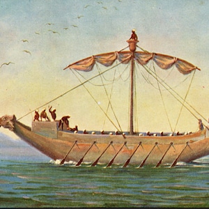 Puede incluir: Ilustración vintage de un barco de madera navegando en el mar. El barco tiene una cabeza de león en la proa, remos y una vela. Varias figuras están a bordo, y pájaros vuelan en el cielo. La obra de arte está en colores apagados.
