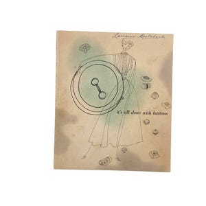Puede incluir: Ilustración vintage de una mujer sosteniendo un botón grande, con diseños de botones más pequeños esparcidos. El texto "it's all done with buttons" está escrito debajo. El nombre del artista, Lorraine Butchart, está escrito arriba.