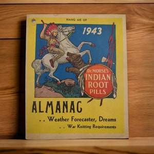 Może przedstawiać: Antyczny almanach z 1943 roku z ż&oacute;łtym tłem i kolorową ilustracją rdzennego Amerykanina jadącego na białym koniu. Tekst "Dr. Morse's Indian Root Pills" jest wydrukowany w czerwonym k&oacute;łku po prawej stronie obrazu. Almanach reklamuje prognozę pogody, sny i potrzeby związane z dzianinami wojennymi.