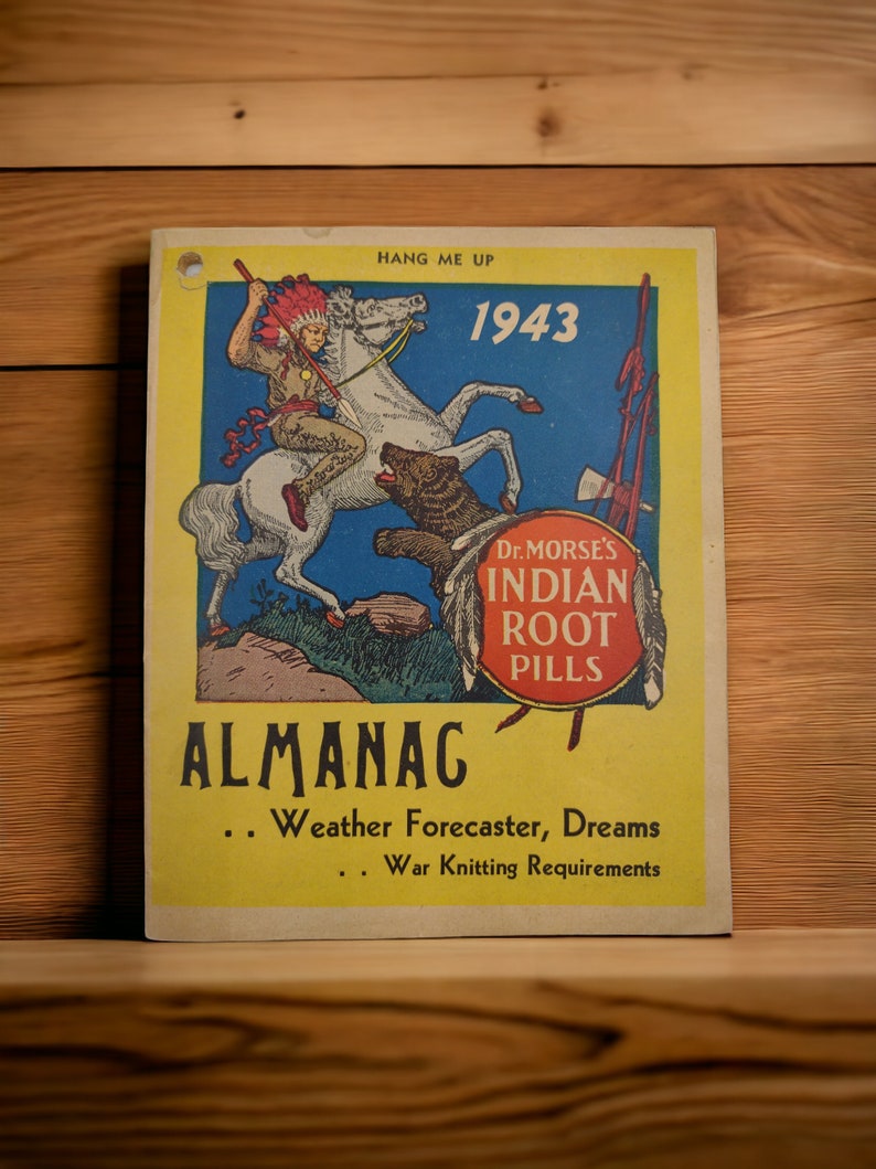Może przedstawiać: Antyczny almanach z 1943 roku z ż&oacute;łtym tłem i kolorową ilustracją rdzennego Amerykanina jadącego na białym koniu. Tekst "Dr. Morse's Indian Root Pills" jest wydrukowany w czerwonym k&oacute;łku po prawej stronie obrazu. Almanach reklamuje prognozę pogody, sny i potrzeby związane z dzianinami wojennymi.