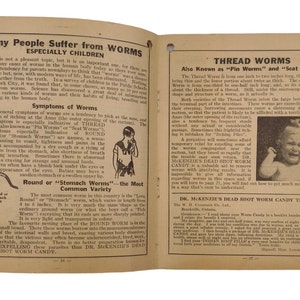 Może przedstawiać: Winietkowy folder o wyblakłym, ż&oacute;łtawym wyglądzie, zatytułowany "Many People Suffer from Worms Especially Children." Folder omawia objawy i leczenie robak&oacute;w, w tym glisty i owsiki. Zawiera czarno-białą ilustrację robaka i czarno-białe zdjęcie małego dziecka.